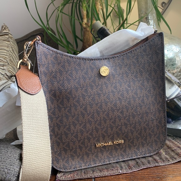 Michael Kors Handbags - Authentic MICHAEL KORS Signature leather snap magnetic top Crossbody